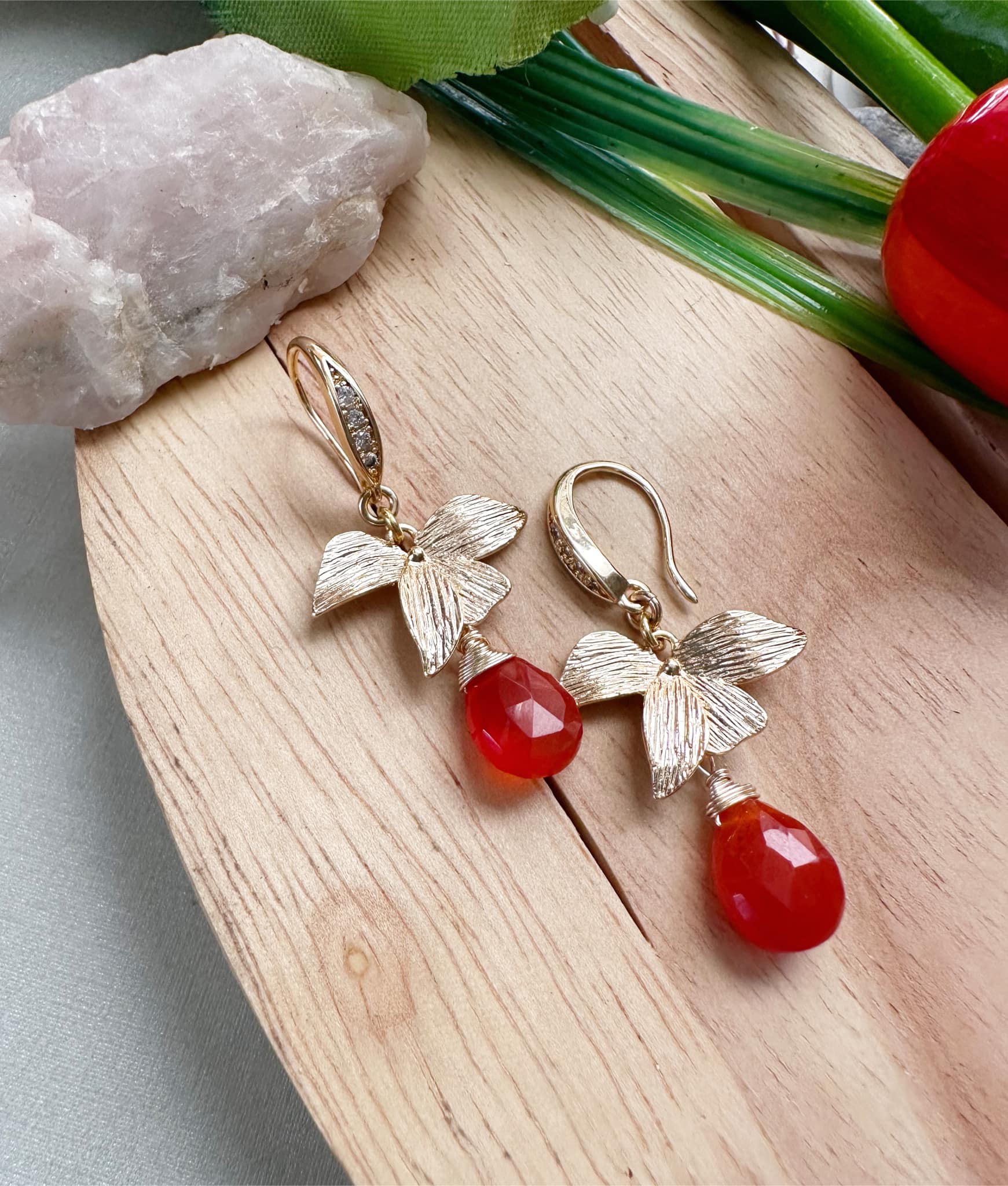 Aros flor en piedra Cornalina. Incluye significado de la piedra y  packing  para regalo