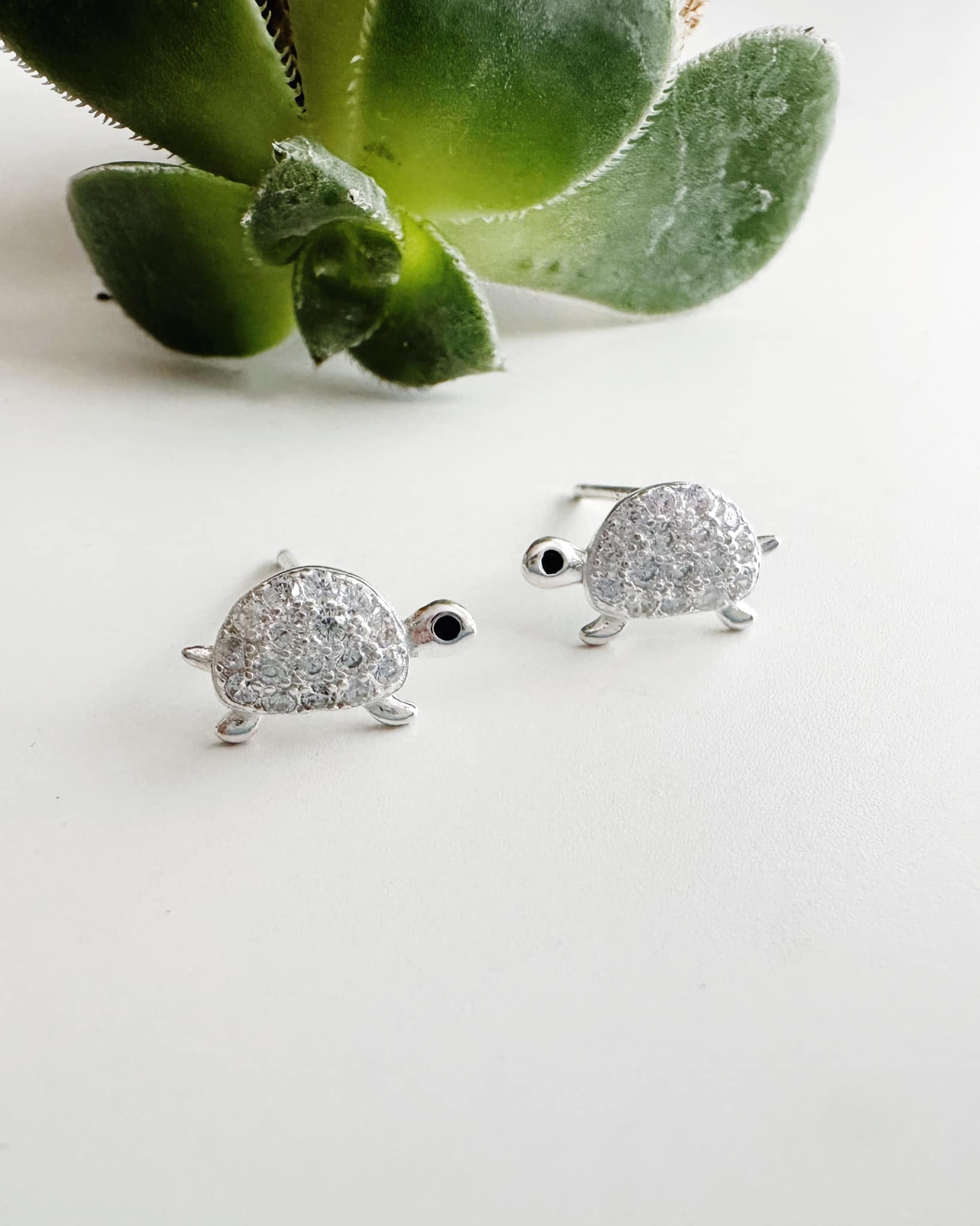 Aros de Plata 925 tortuguitas en circones. Incluyen Packing para regalo