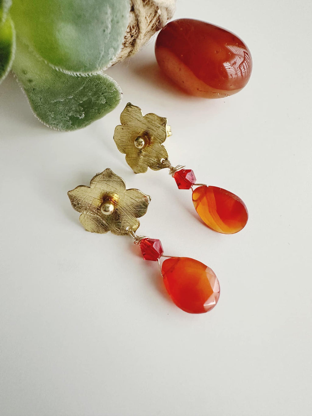 Aros flor piedra Cornalina. Incluye significado de la piedra y packing para regalo