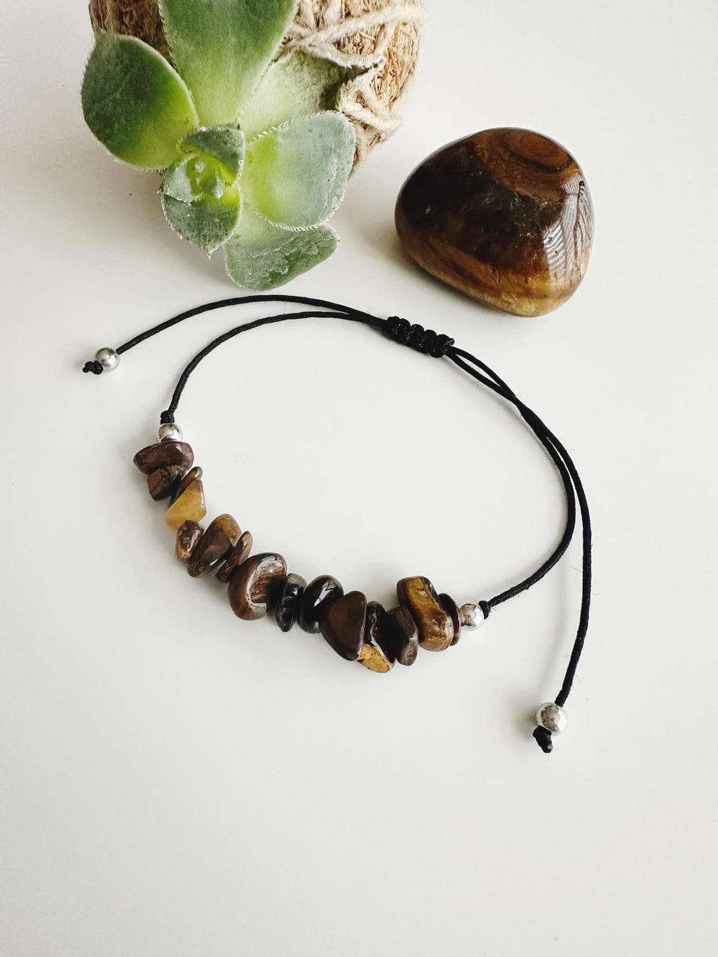 Pulsera hilo ajustable piedra Ojo de tigre. Incluye significado de la piedra y packing para regalo