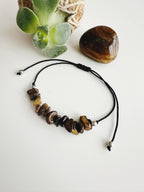 Pulsera hilo ajustable piedra Ojo de tigre. Incluye significado de la piedra y packing para regalo