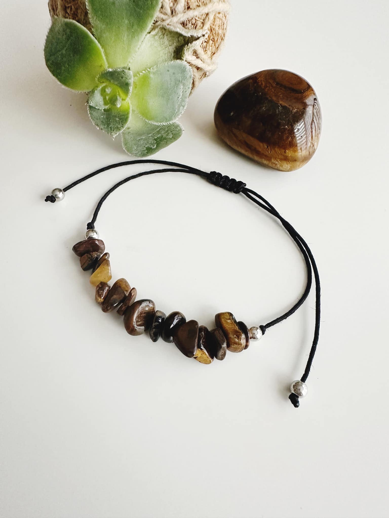 Pulsera hilo ajustable piedra Ojo de tigre. Incluye significado de la piedra y packing para regalo