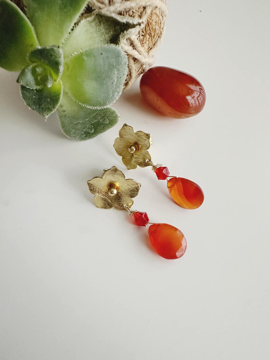 Aros flor piedra Cornalina. Incluye significado de la piedra y packing para regalo