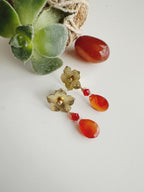 Aros flor piedra Cornalina. Incluye significado de la piedra y packing para regalo