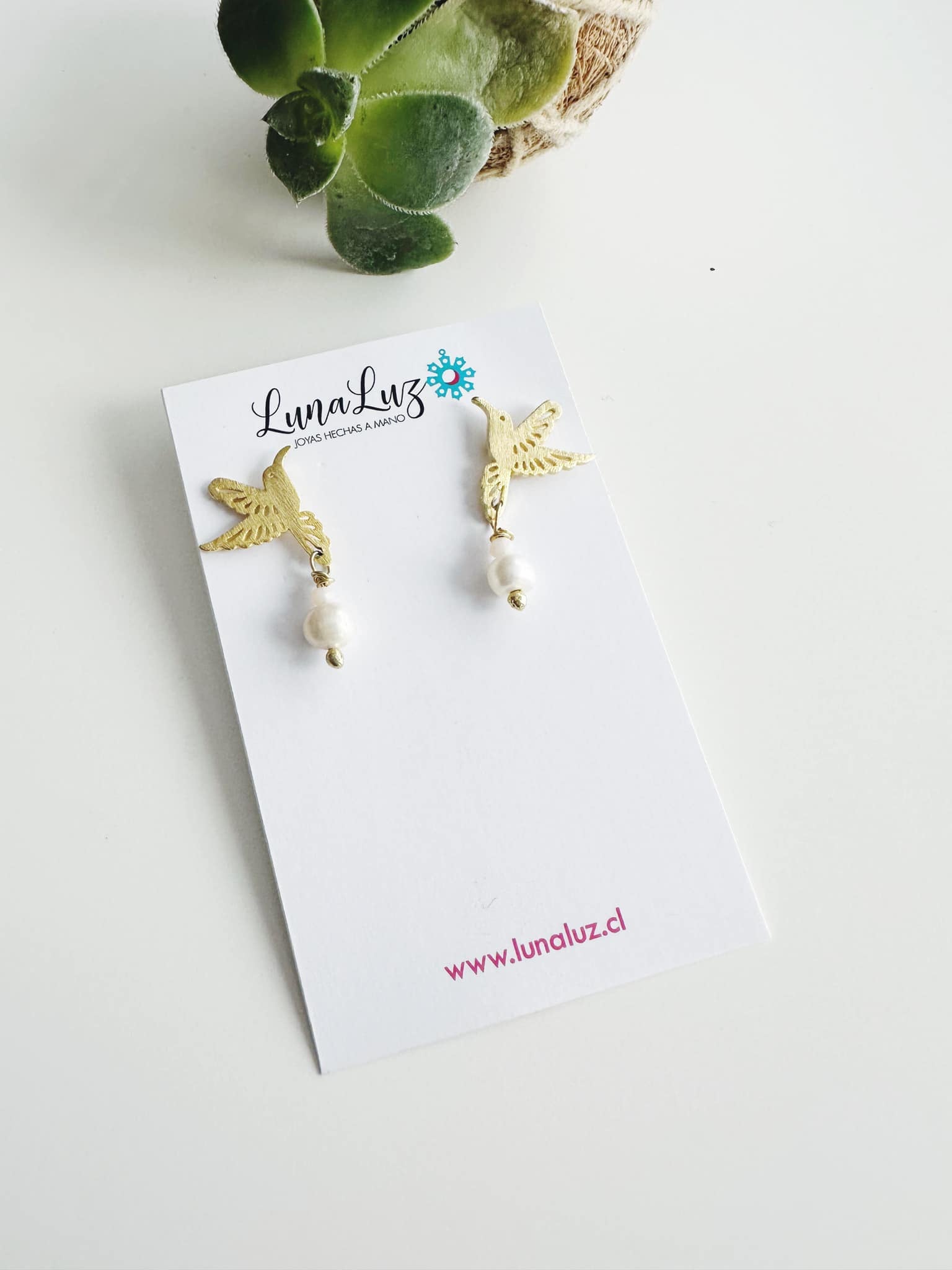 Aros colibrí en perlitas naturales. Enchape de Oro 18k