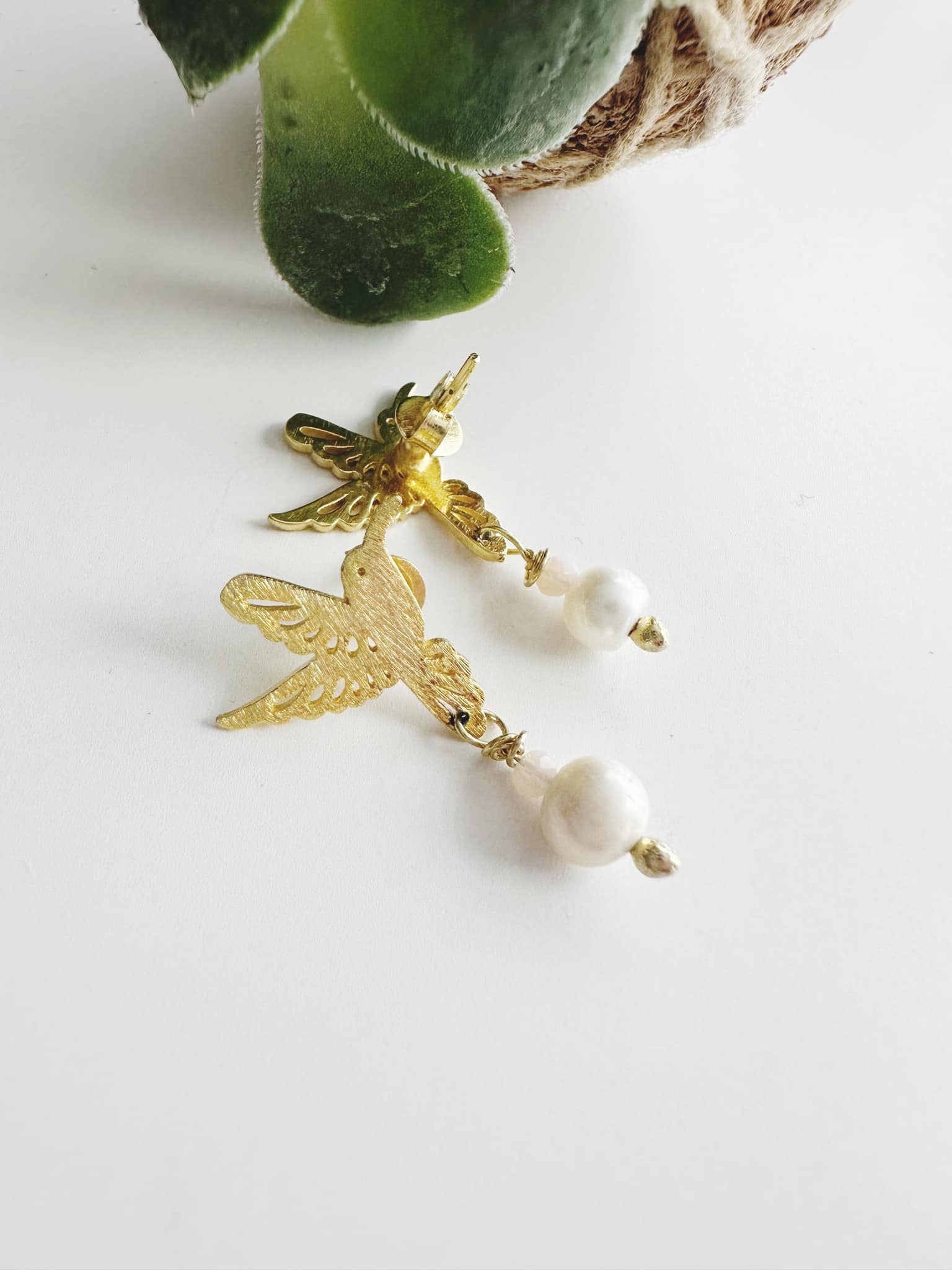 Aros colibrí en perlitas naturales. Enchape de Oro 18k