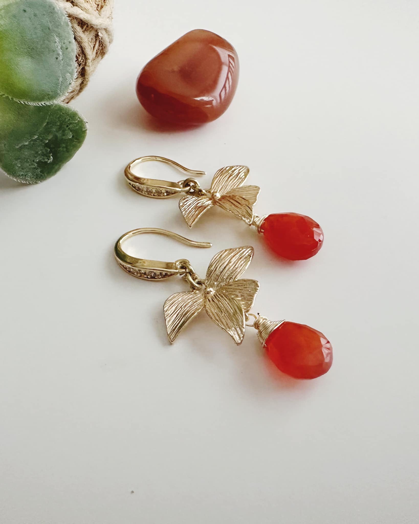 Aros flor en piedra Cornalina. Incluye significado de la piedra y  packing  para regalo