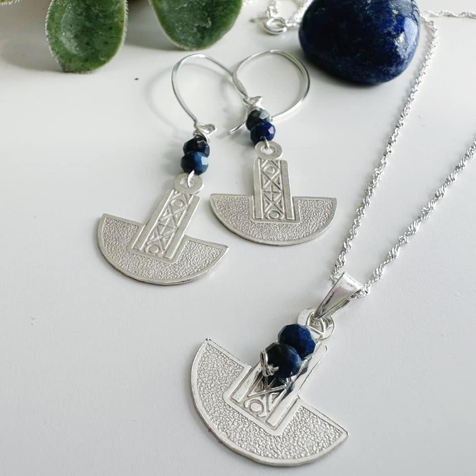 Conjunto piedra Lapislázuli. Incluye significado de la piedra y packing para regalo