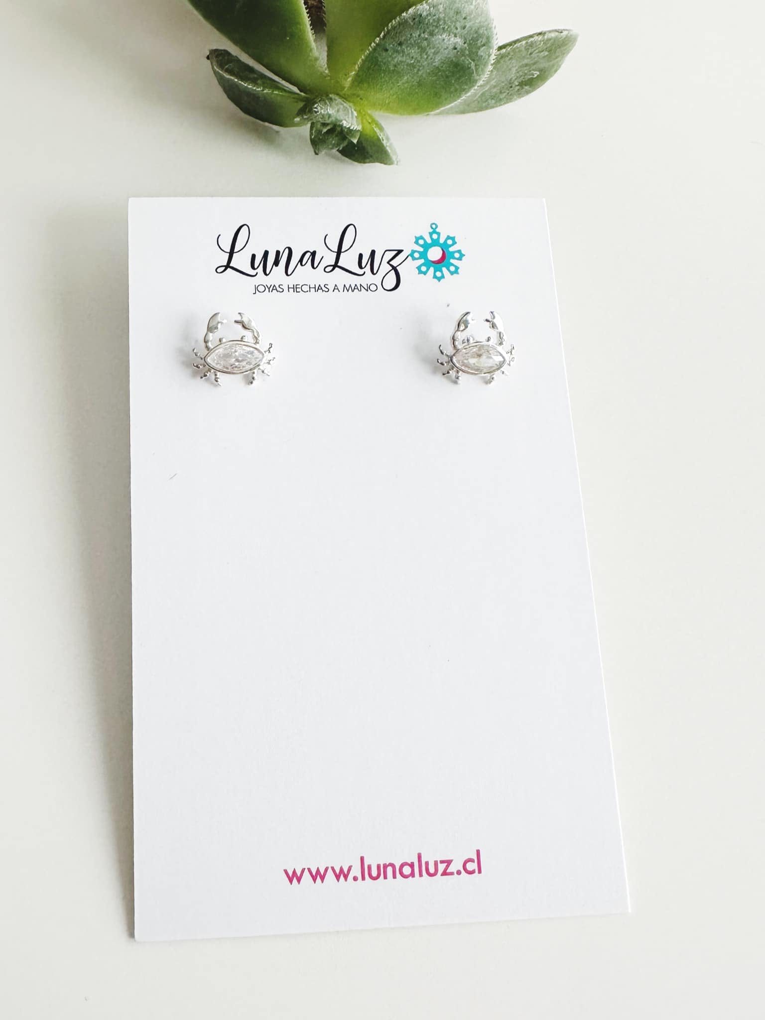 Aros cangrejito en circones. Incluye packing para regalo