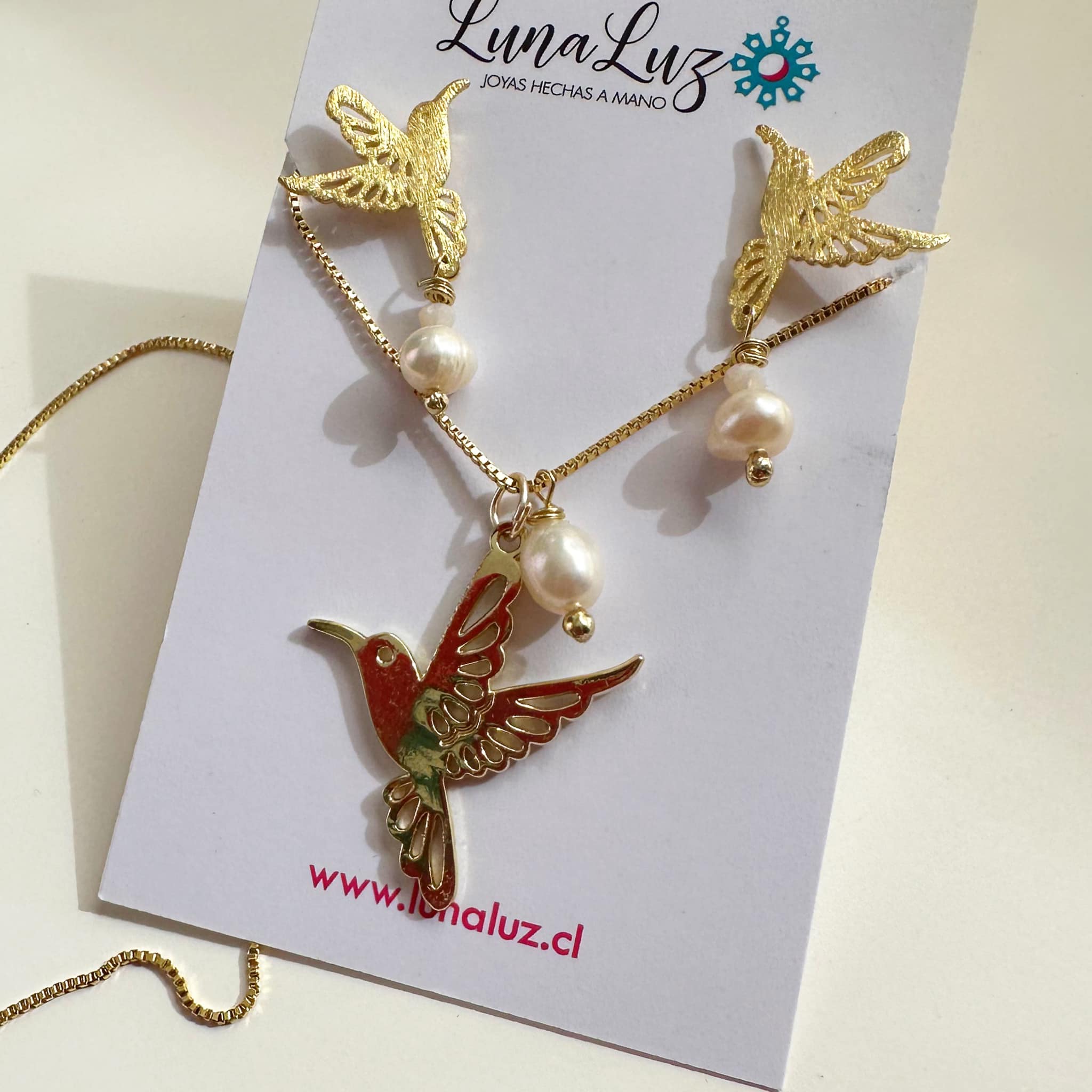 Conjunto de Colibrí en perlitas naturales. Incluye packing para regalo