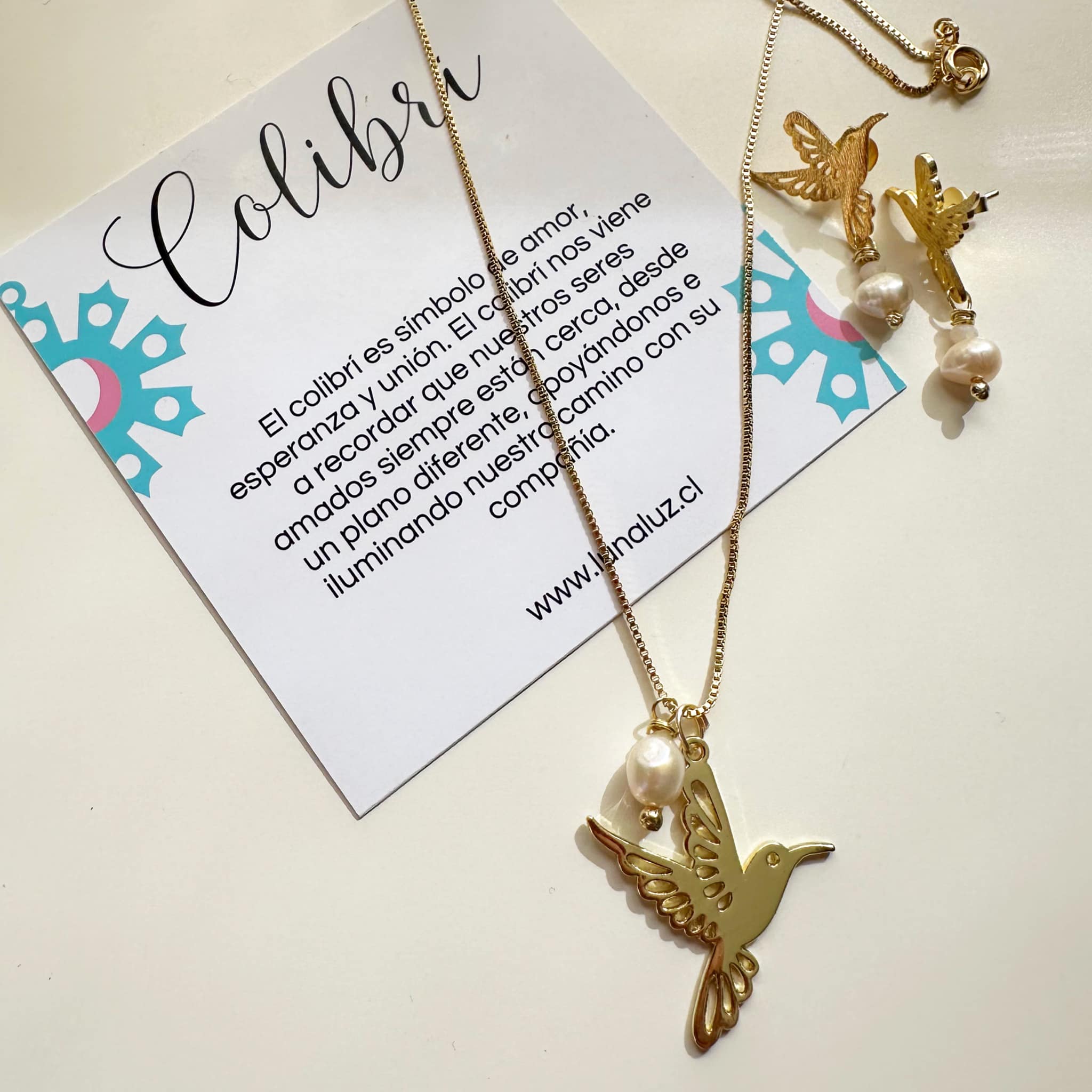 Conjunto de Colibrí en perlitas naturales. Incluye packing para regalo