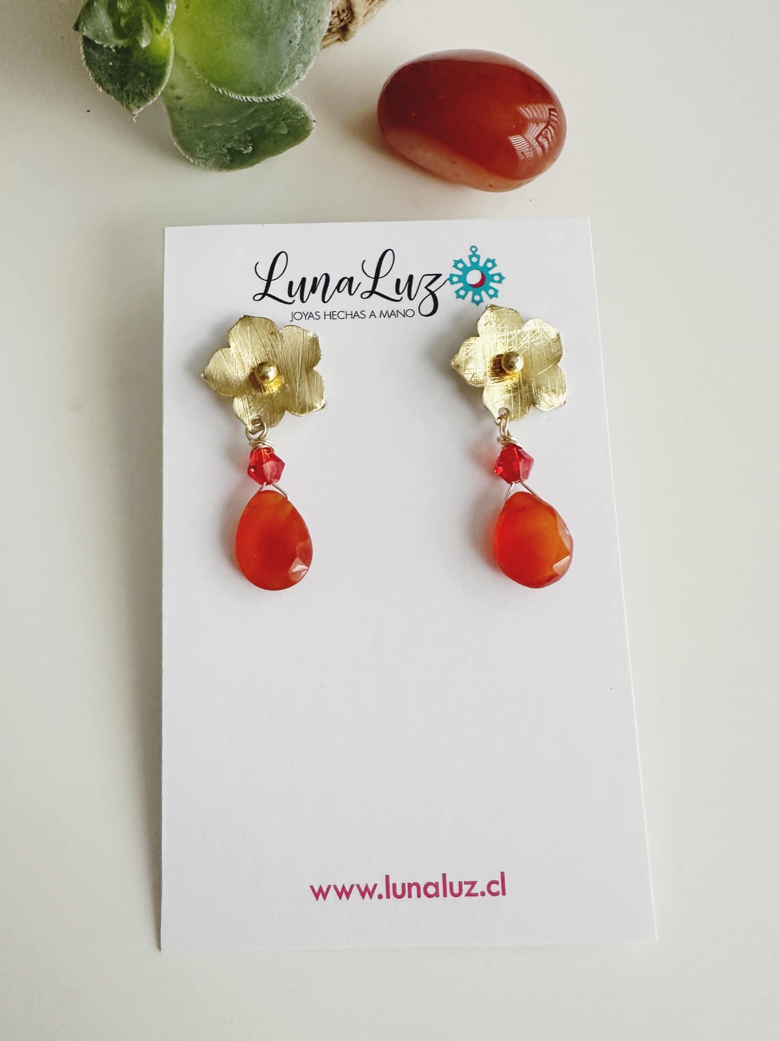 Aros flor piedra Cornalina. Incluye significado de la piedra y packing para regalo