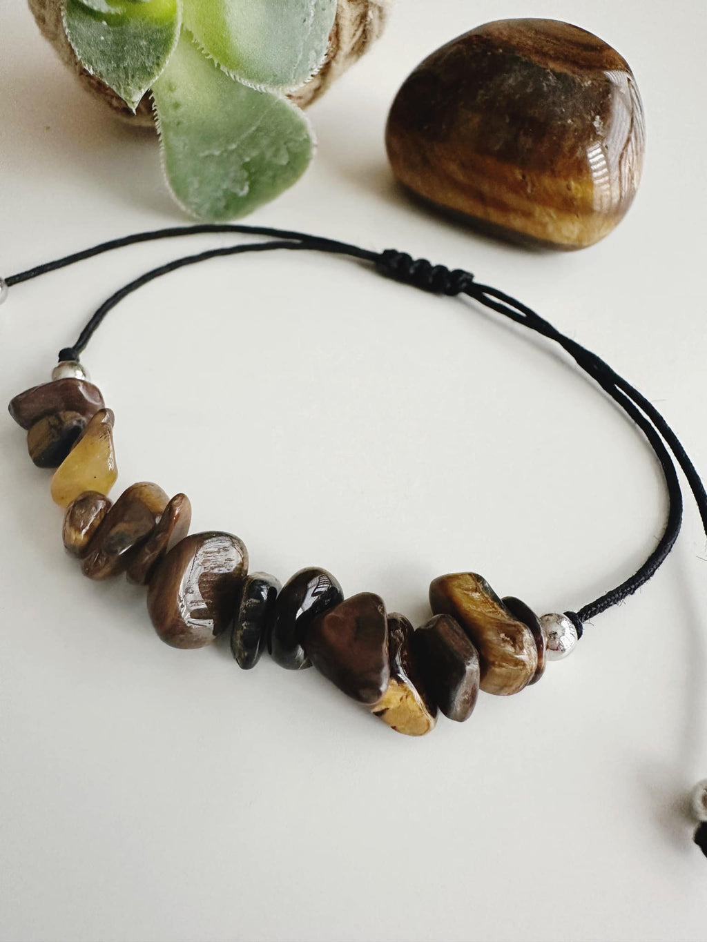 Pulsera hilo ajustable piedra Ojo de tigre. Incluye significado de la piedra y packing para regalo