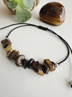 Pulsera hilo ajustable piedra Ojo de tigre. Incluye significado de la piedra y packing para regalo