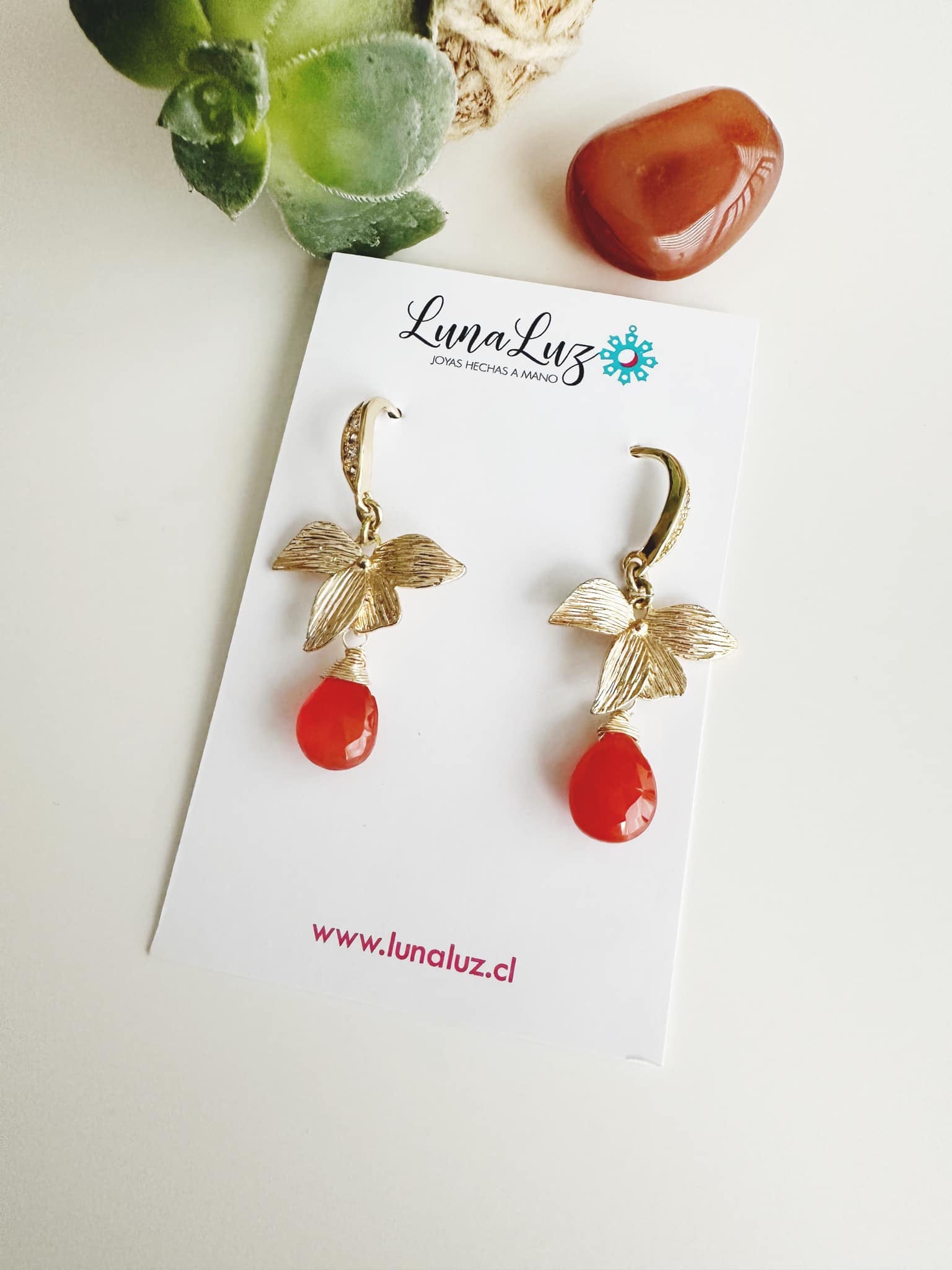 Aros flor en piedra Cornalina. Incluye significado de la piedra y  packing  para regalo