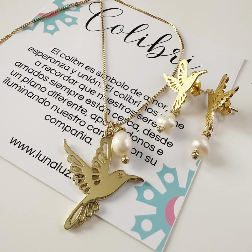 Conjunto de Colibrí en perlitas naturales. Incluye packing para regalo