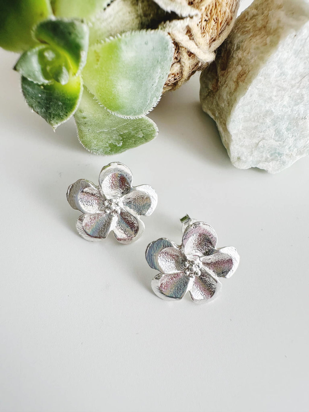 Aros silver flor apegados. Incluyen Packing para regalo