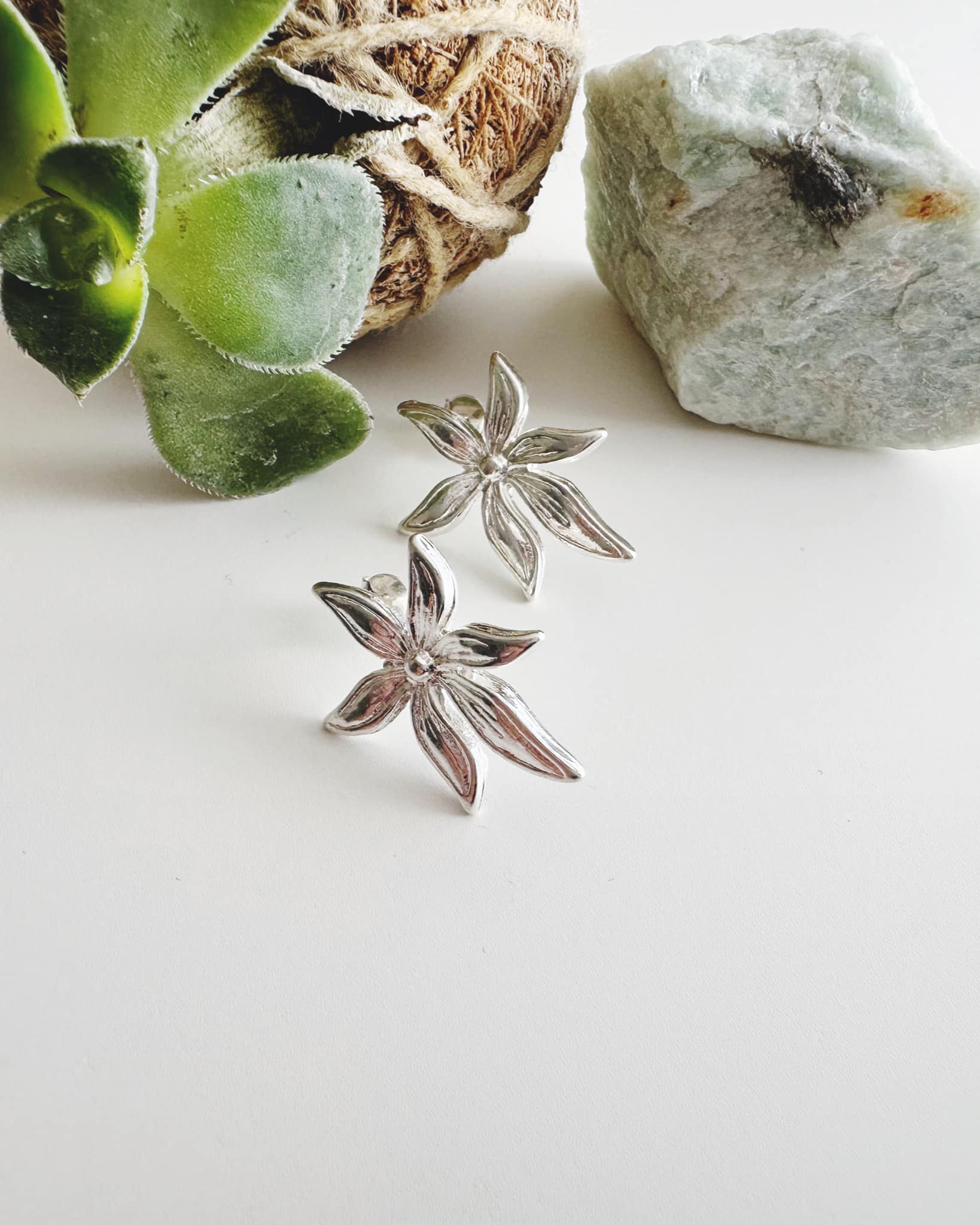 Aros de Flor silver . Incluye packing para regalo