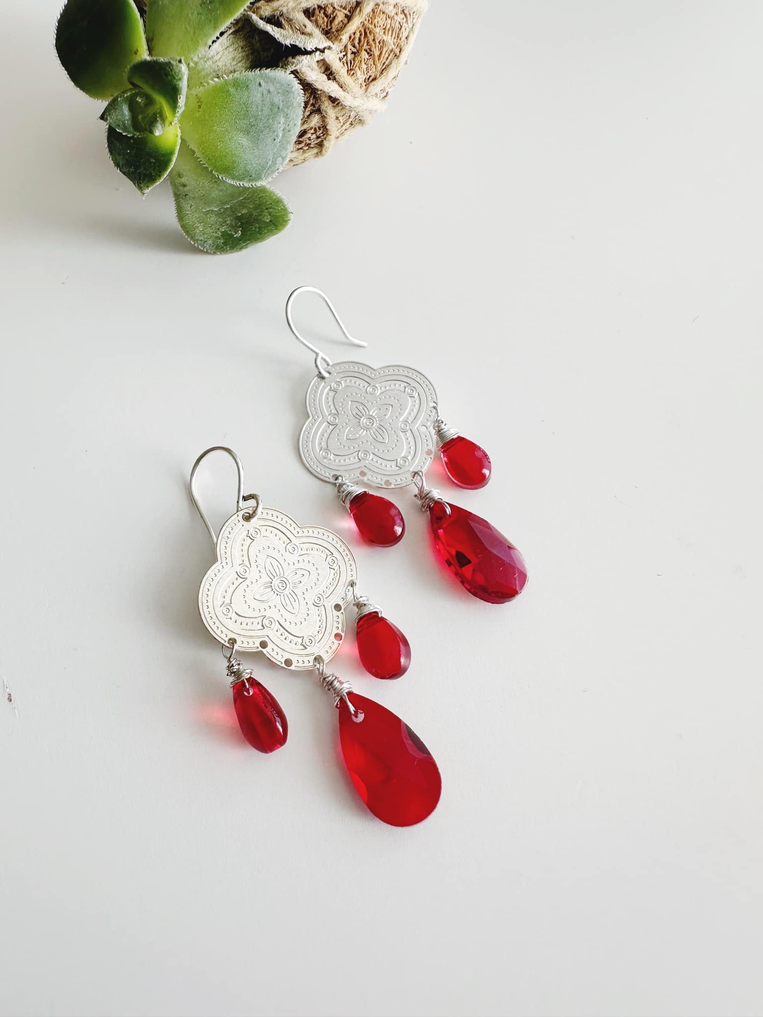 Aros silver y cristales rojos. Incluye packing para regalo