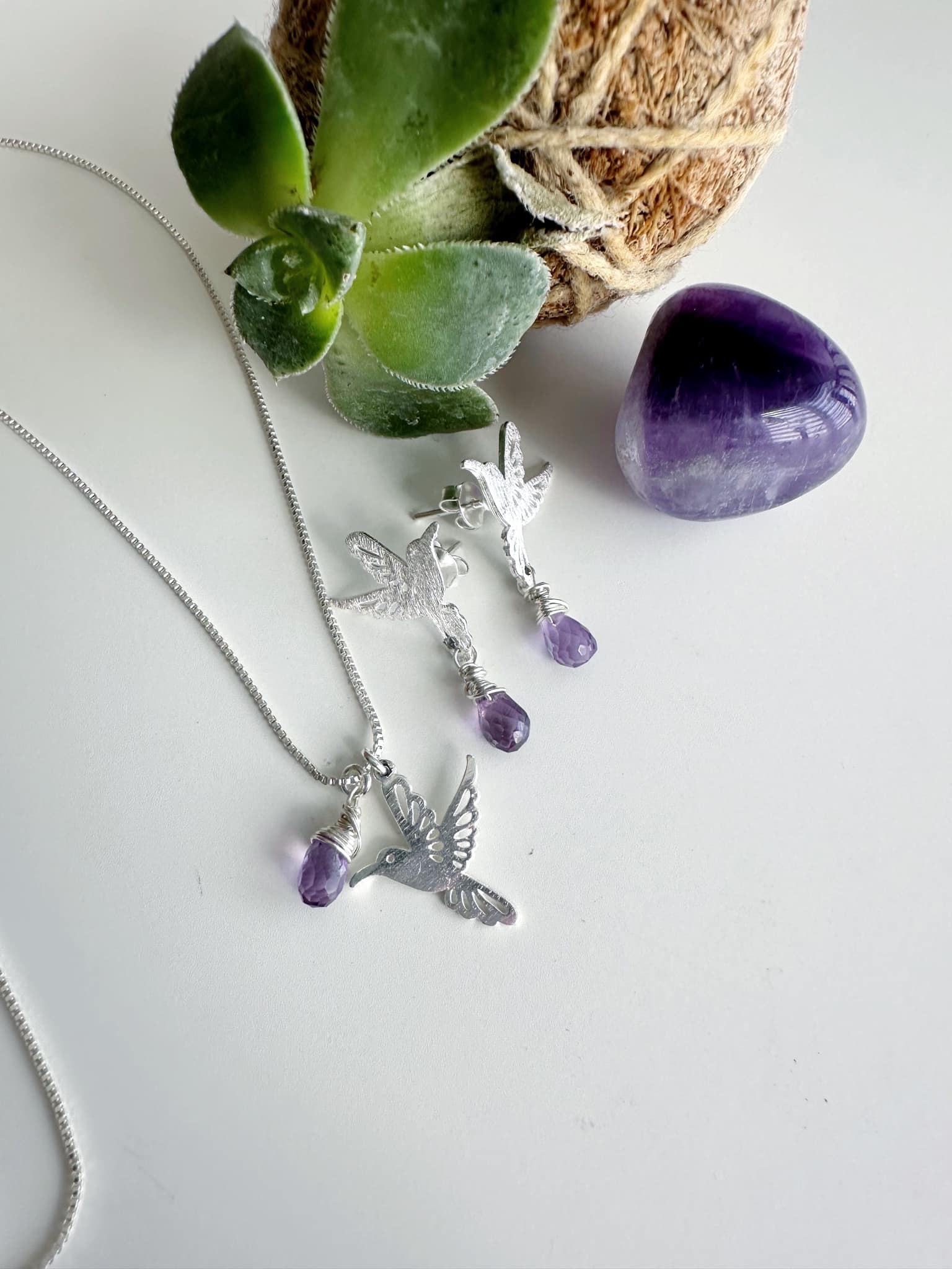 Conjunto Colibríes en Amatistas. Incluye significado y packing para regalo