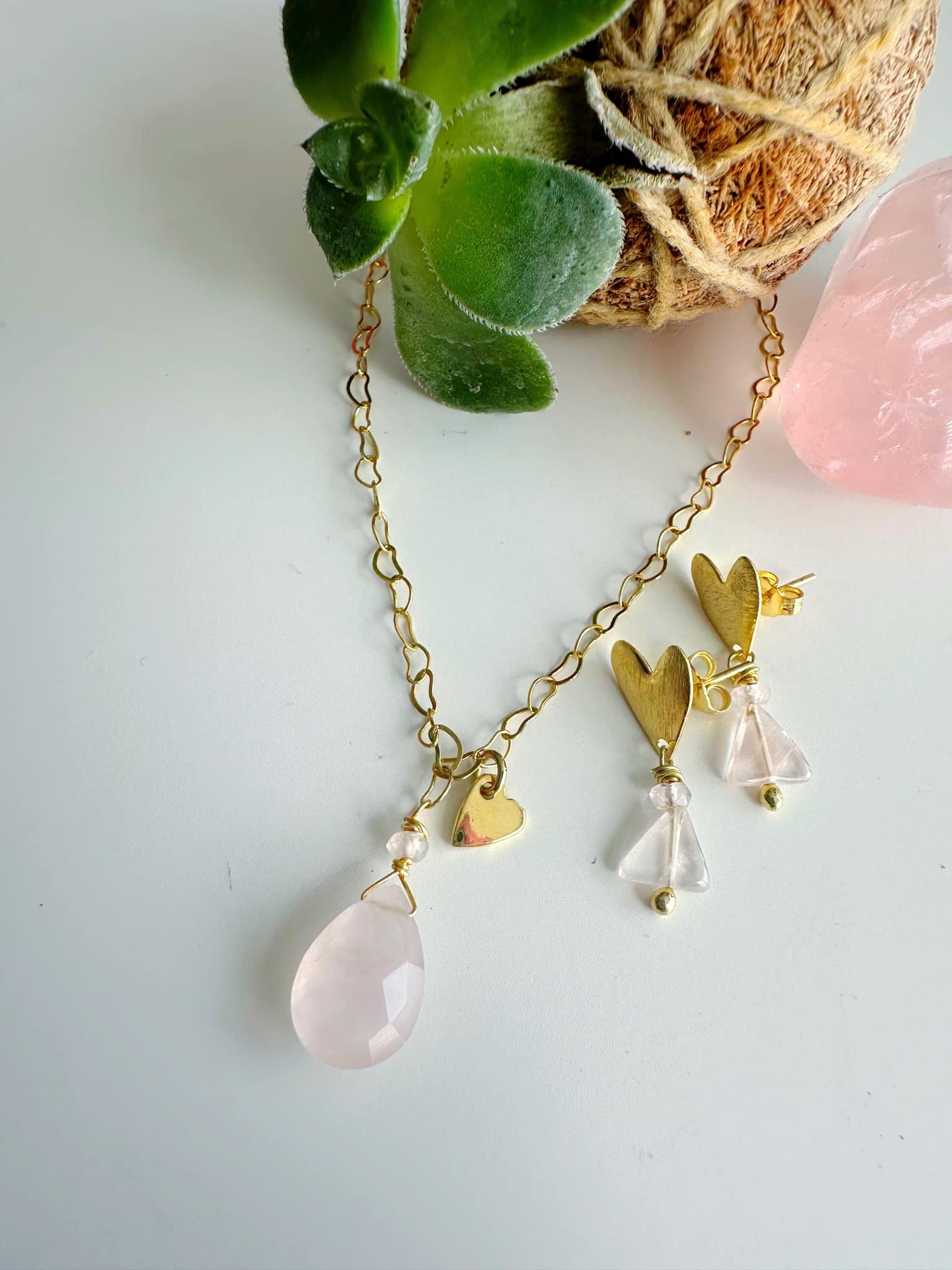 Conjunto “Energía Amorosa” en Cuarzo Rosa. Incluye significado de la piedra y packing para regalo