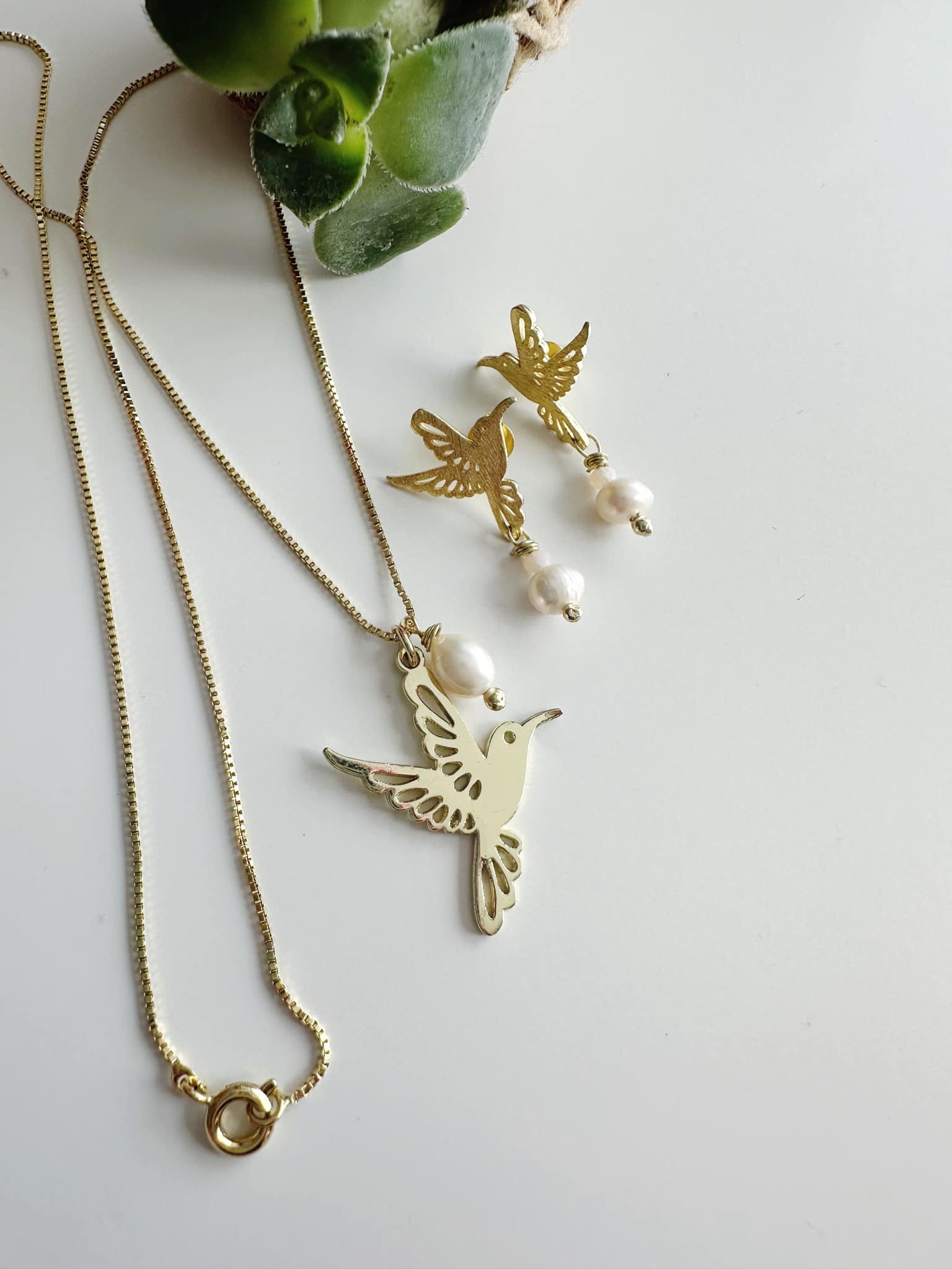 Conjunto de Colibrí en perlitas naturales. Incluye packing para regalo