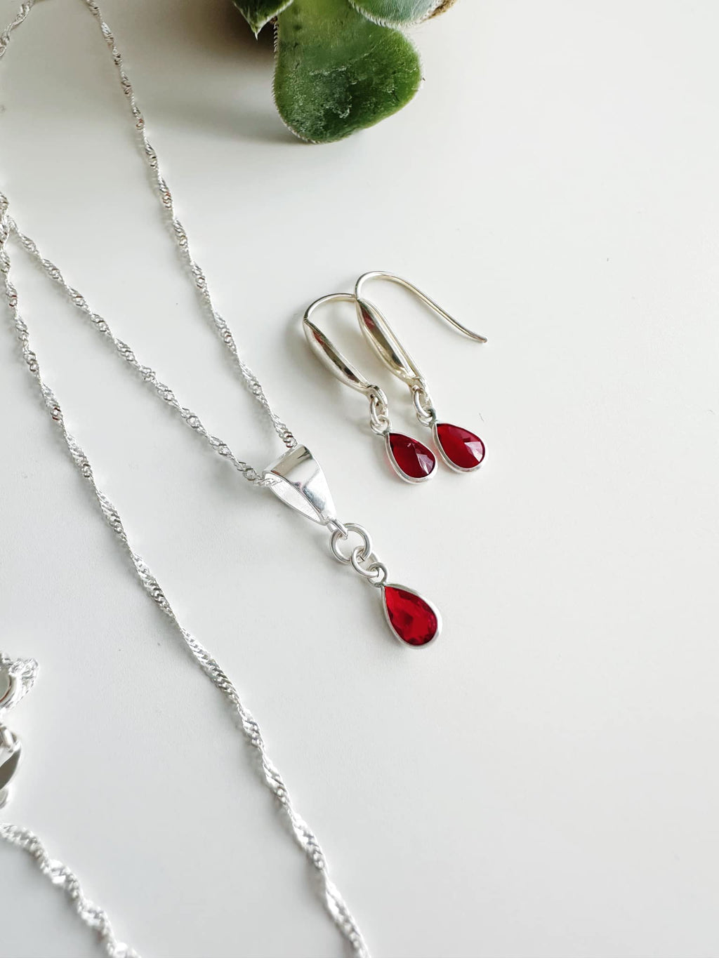 Conjunto "Pasión" en cristales rojos. Incluye Packing para regalo