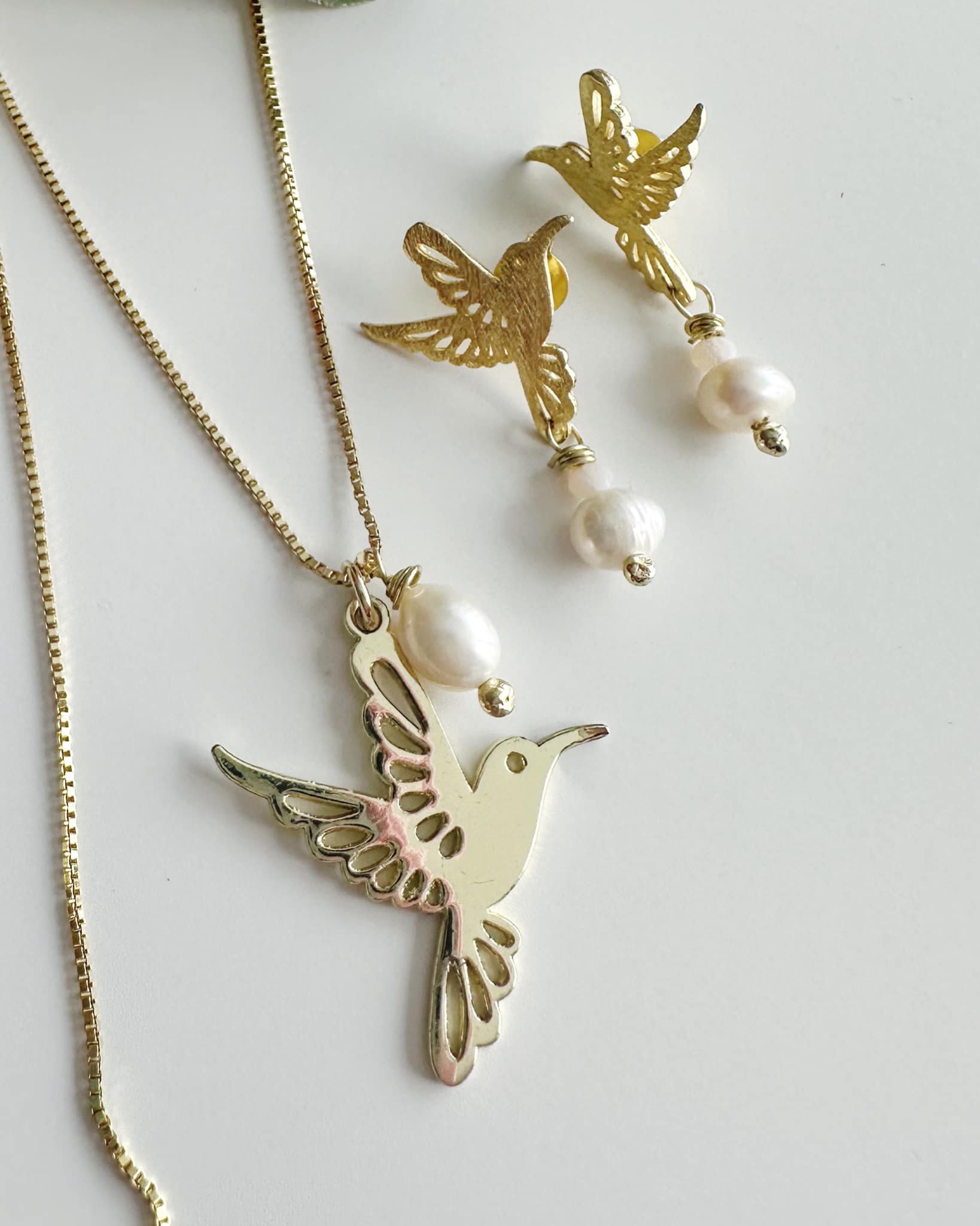 Conjunto de Colibrí en perlitas naturales. Incluye packing para regalo