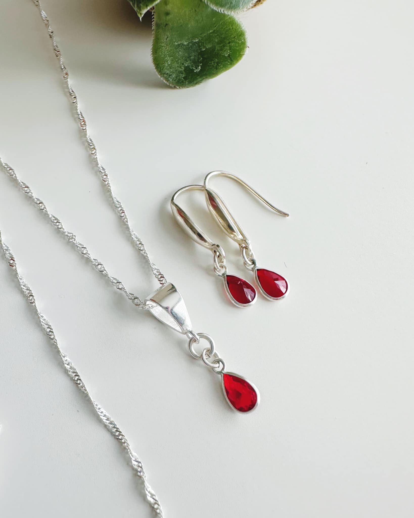 Conjunto "Pasión" en cristales rojos. Incluye Packing para regalo