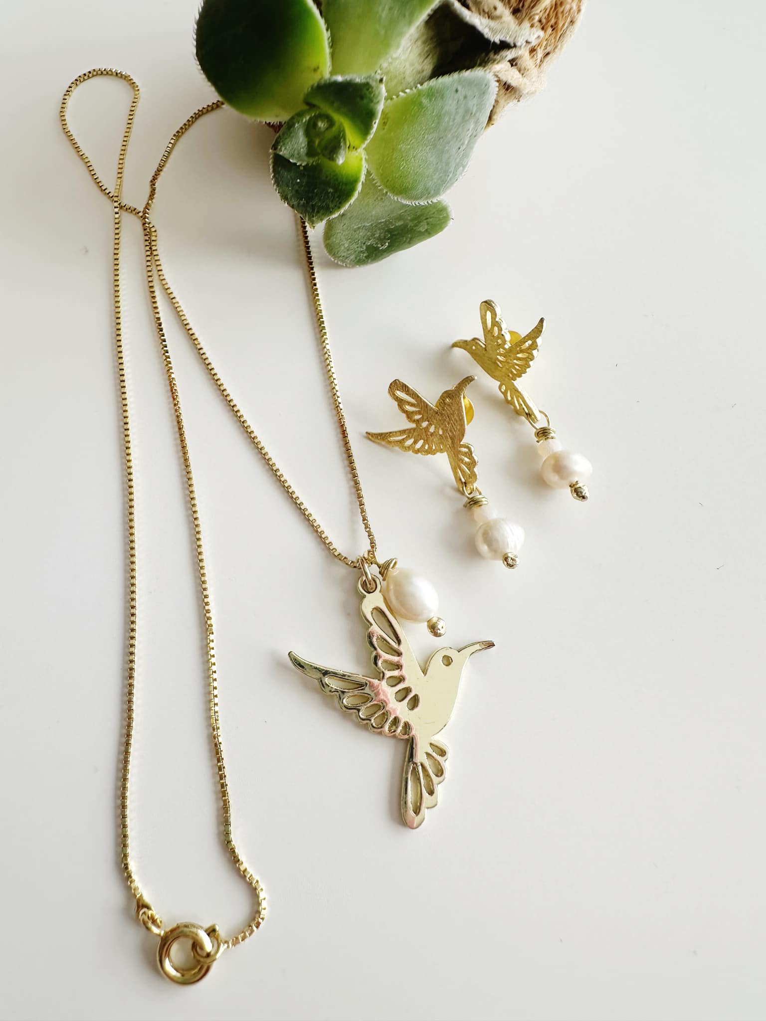 Conjunto de Colibrí en perlitas naturales. Incluye packing para regalo