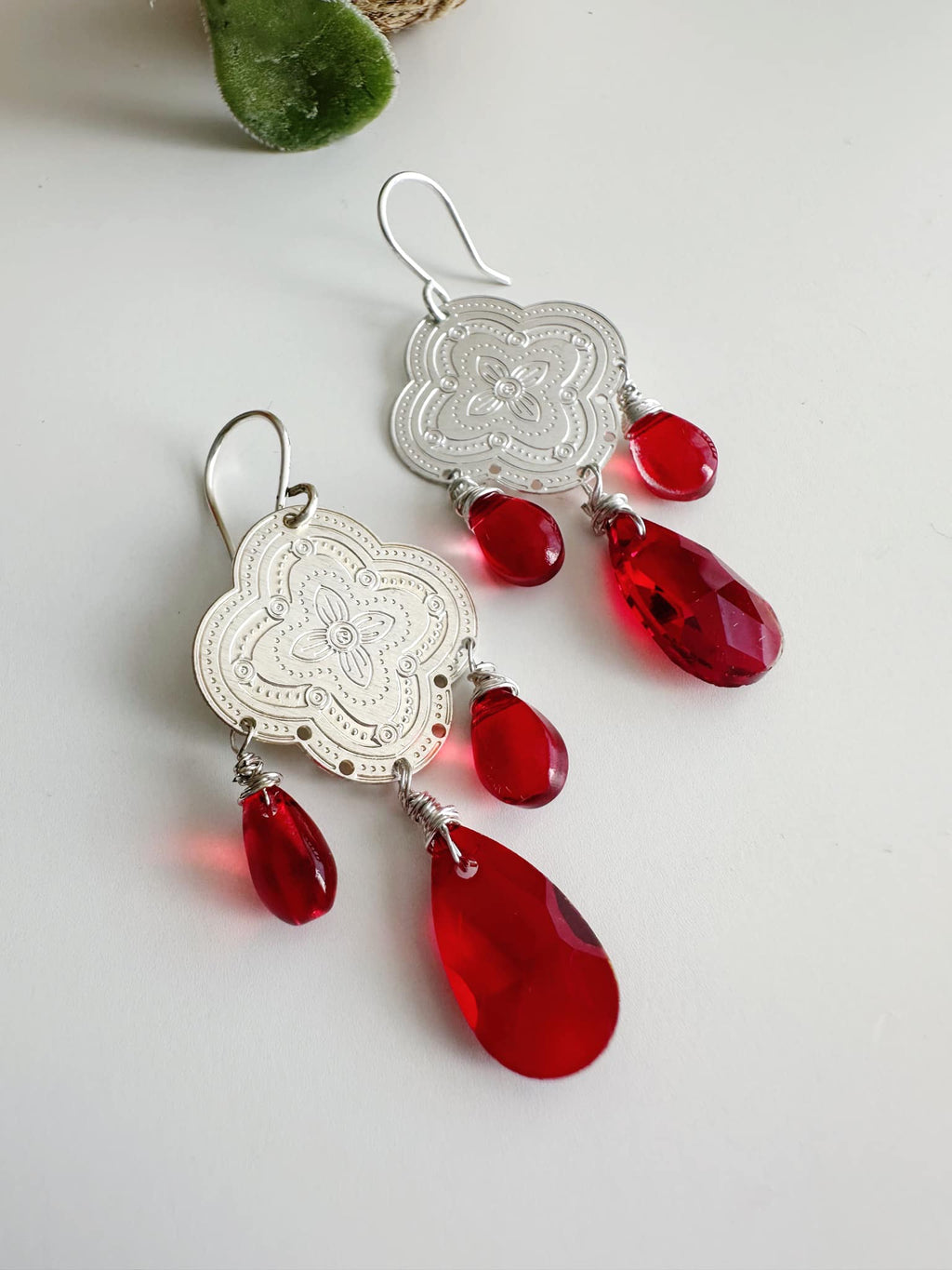 Aros silver y cristales rojos. Incluye packing para regalo