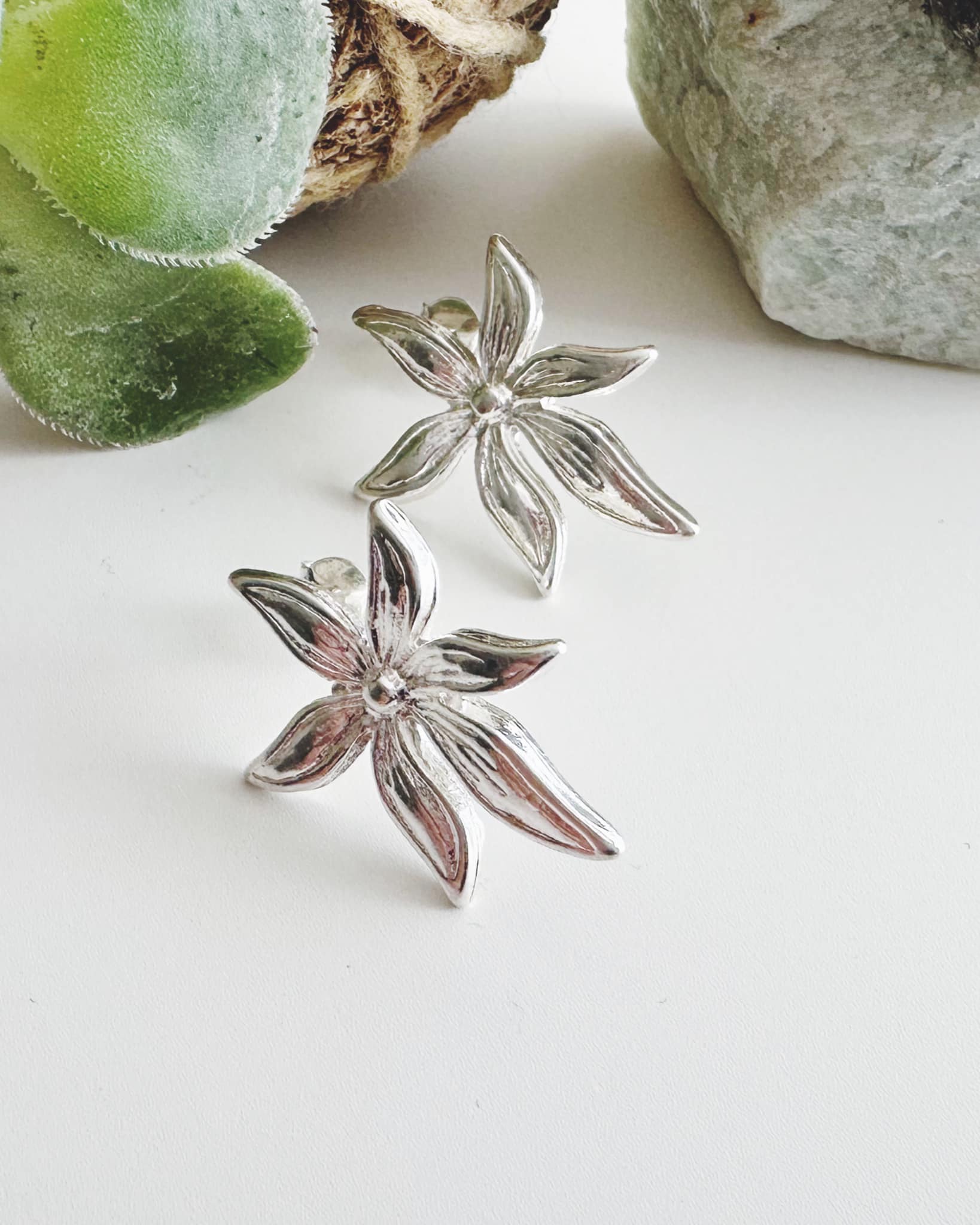 Aros de Flor silver . Incluye packing para regalo