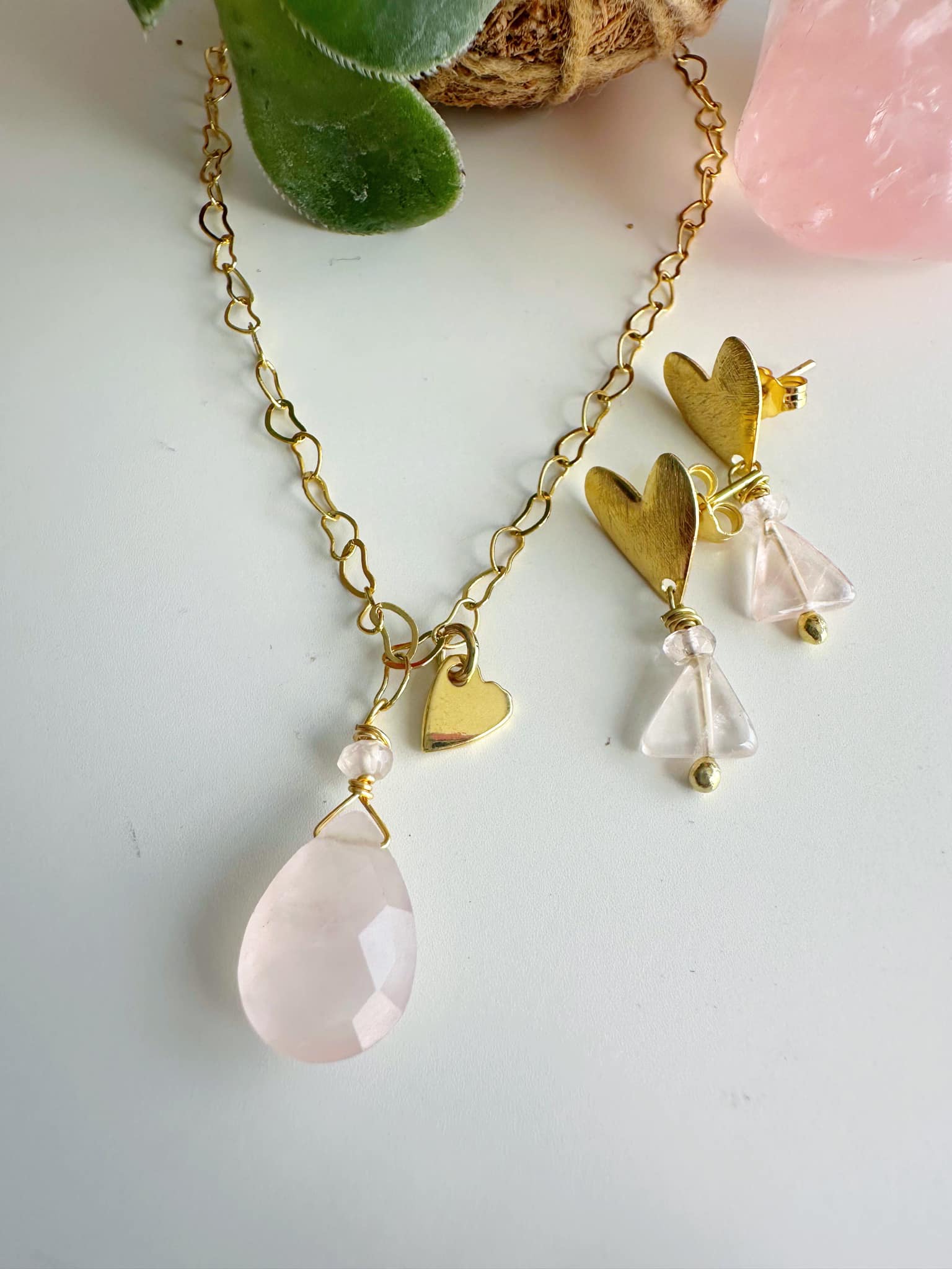 Conjunto “Energía Amorosa” en Cuarzo Rosa. Incluye significado de la piedra y packing para regalo