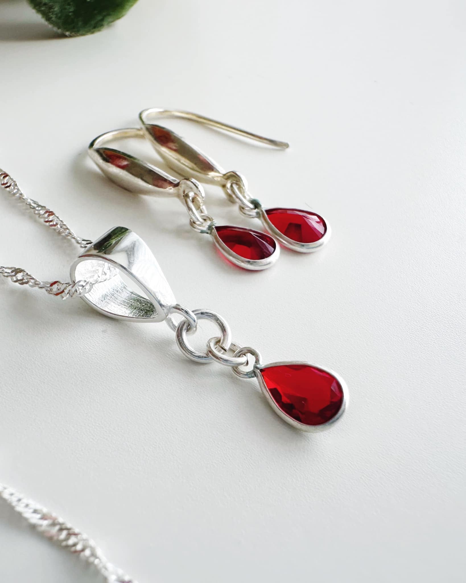 Conjunto "Pasión" en cristales rojos. Incluye Packing para regalo