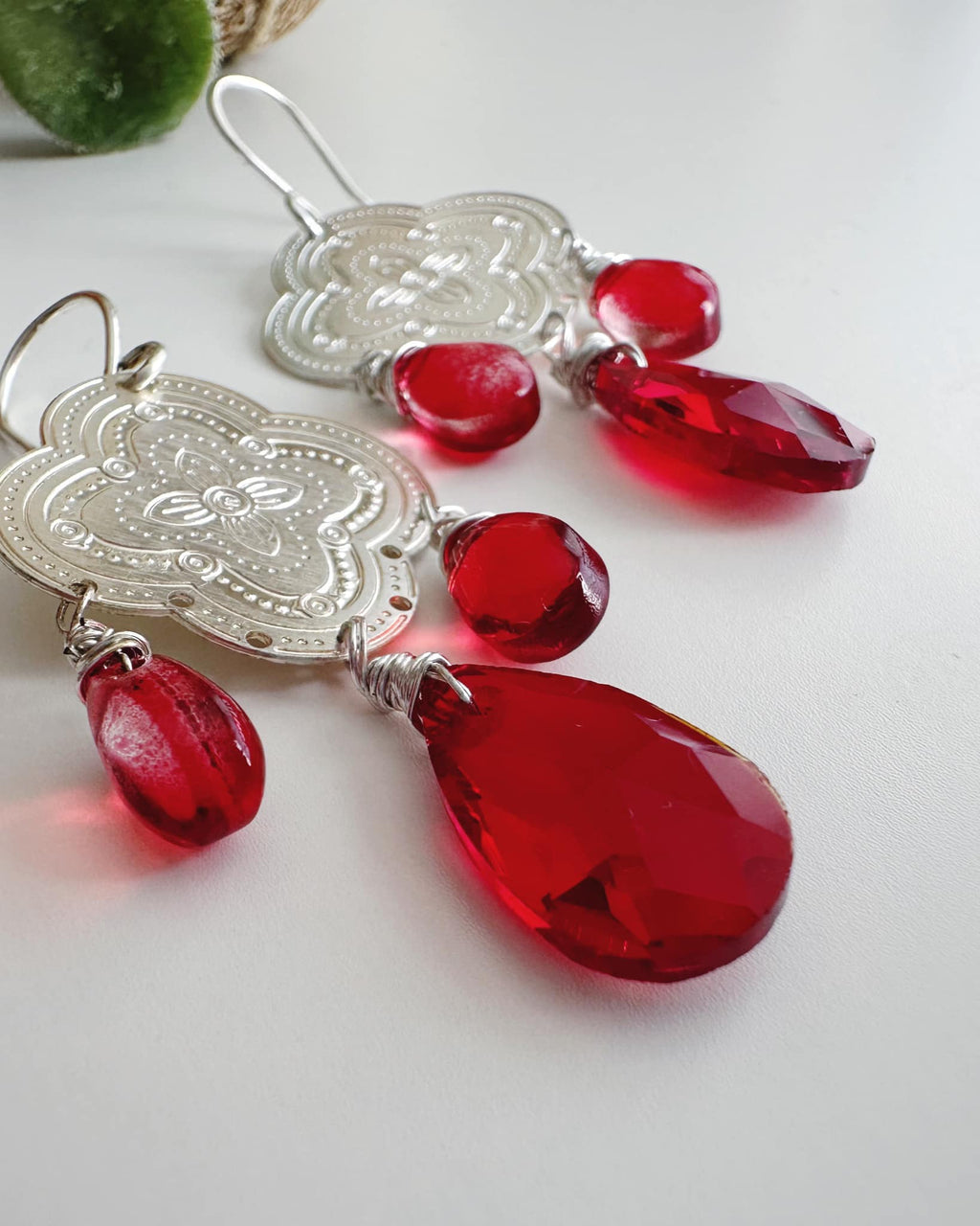 Aros silver y cristales rojos. Incluye packing para regalo