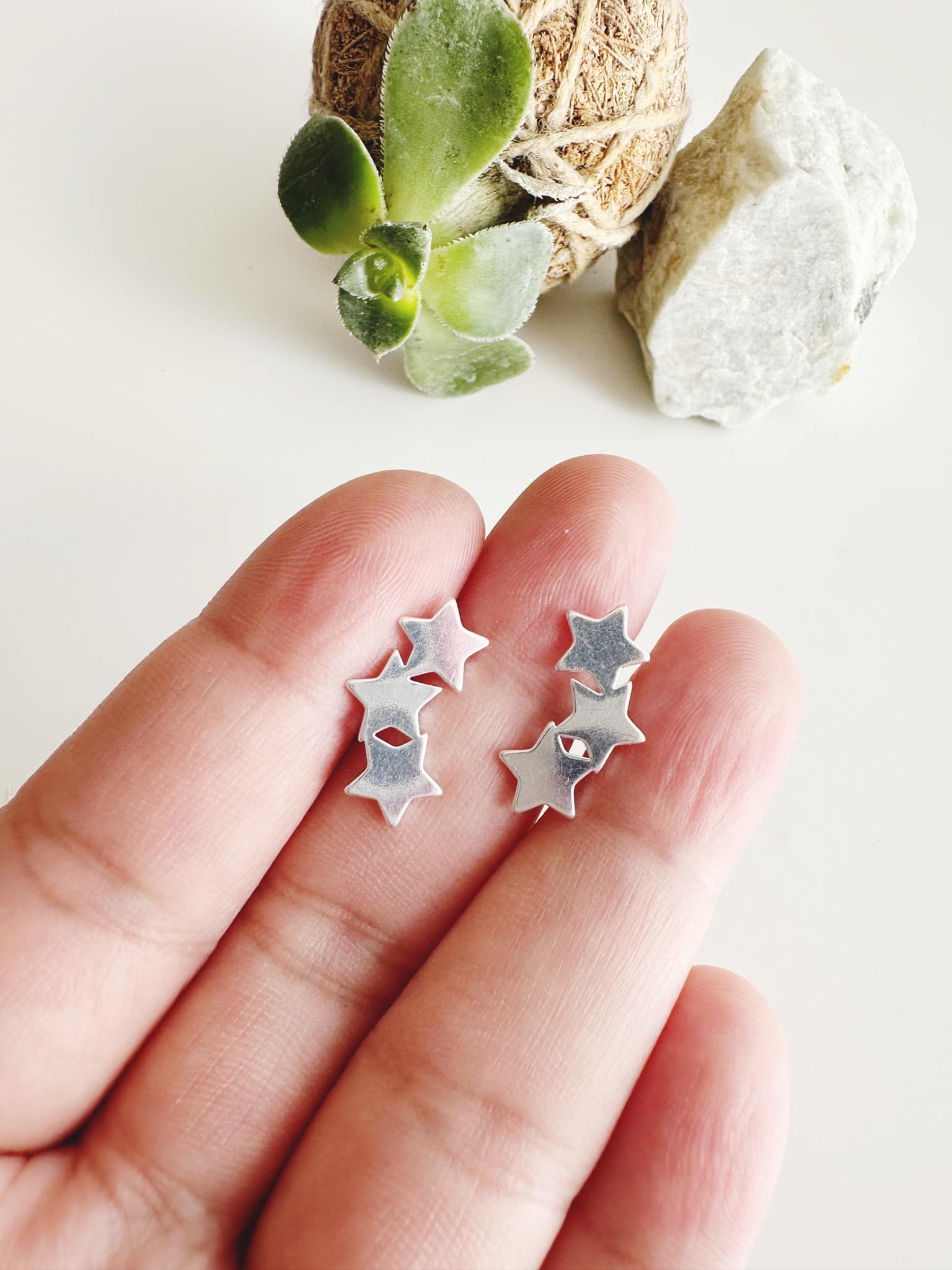 Aros cascada de estrellas plata. Incluye packing para regalo