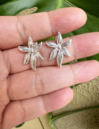 Aros de Flor silver . Incluye packing para regalo