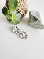 Aros silver flor apegados. Incluyen Packing para regalo