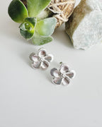 Aros silver flor apegados. Incluyen Packing para regalo