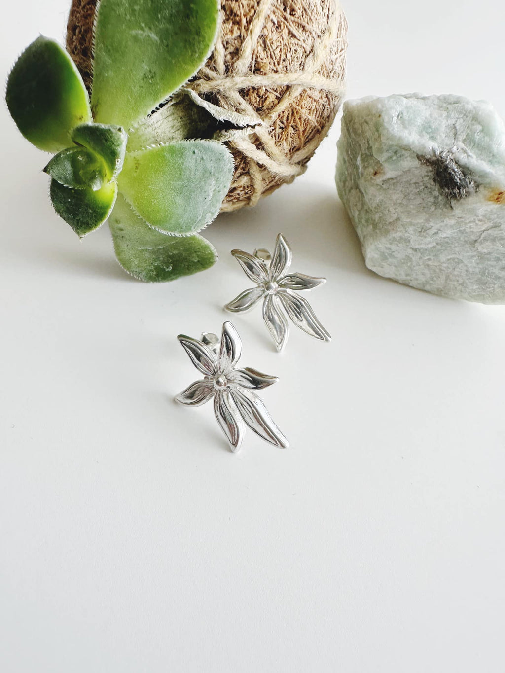 Aros de Flor silver . Incluye packing para regalo