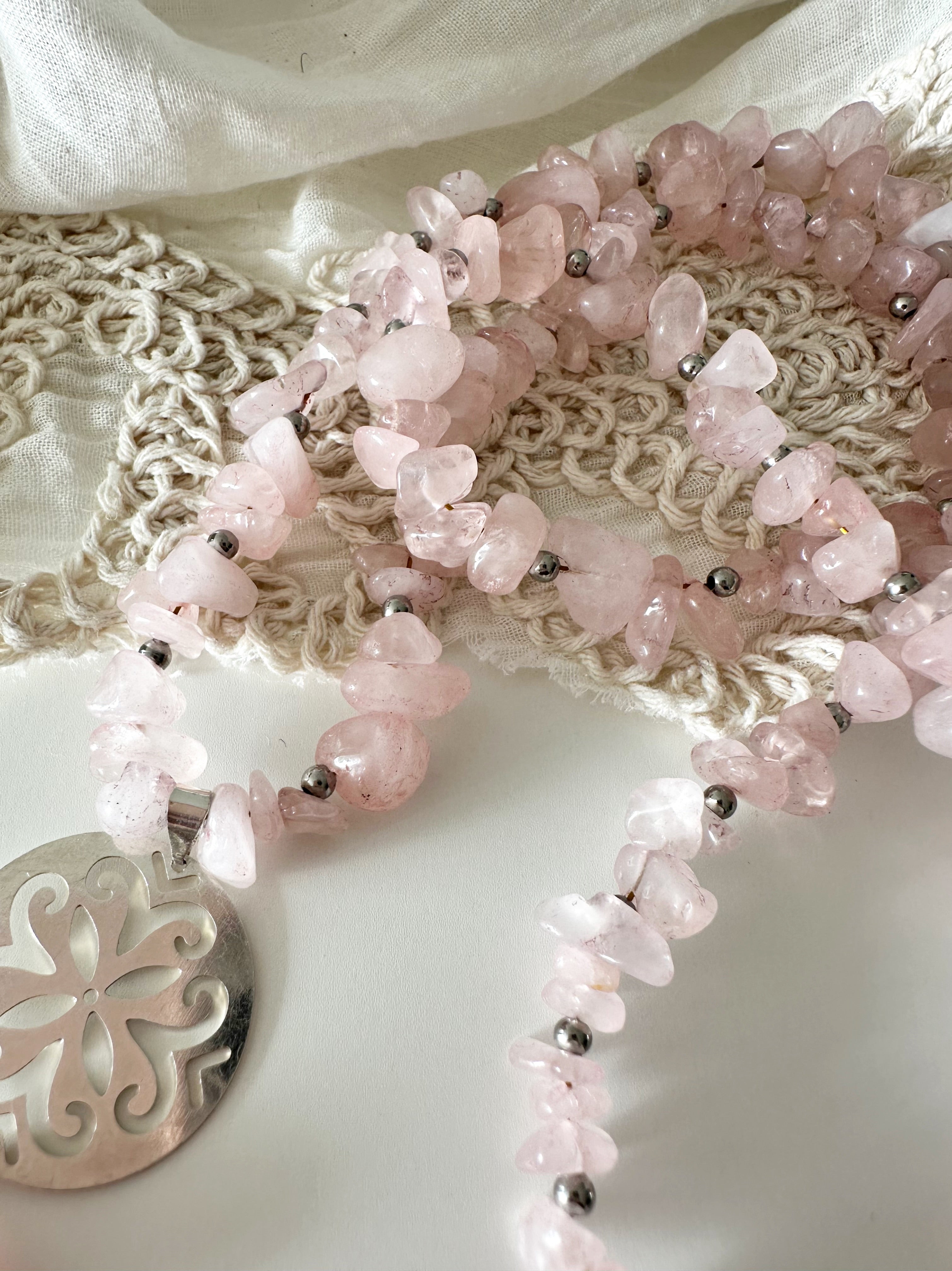 Collar Largo de Cuarzo Rosa “Energía del Corazón”