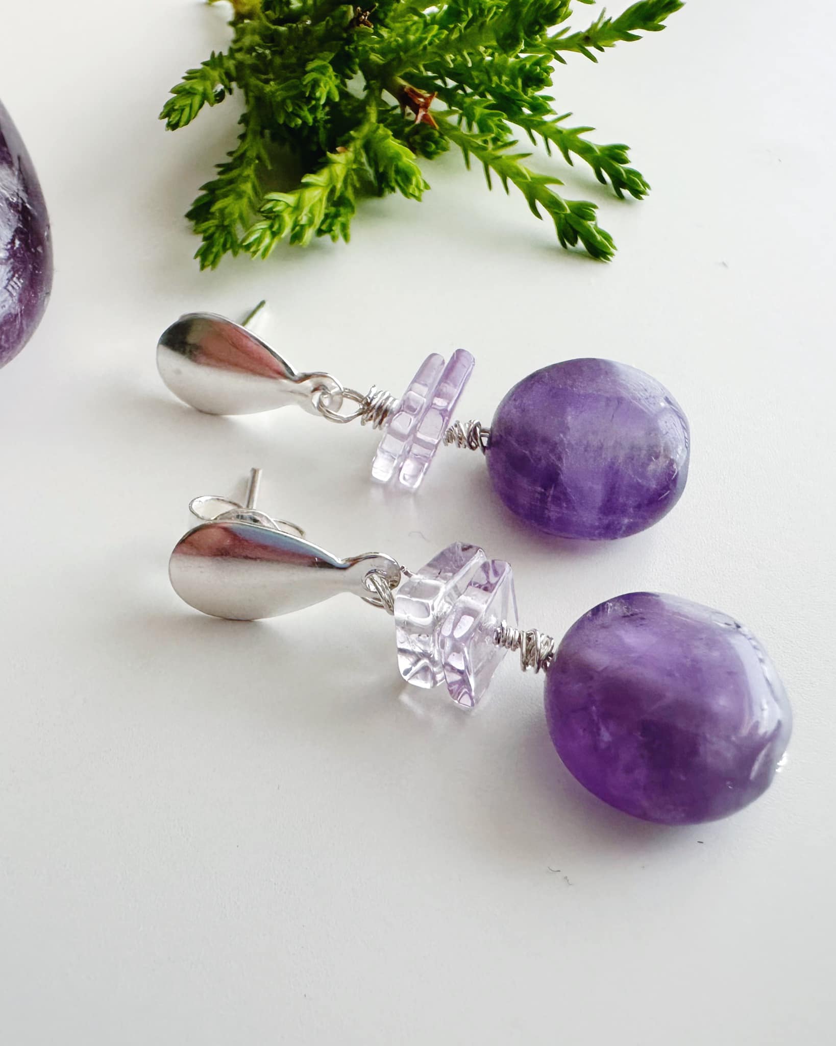 Aros de Plata con piedras Amatista. Incluye significado de la piedra y Packing para regalo