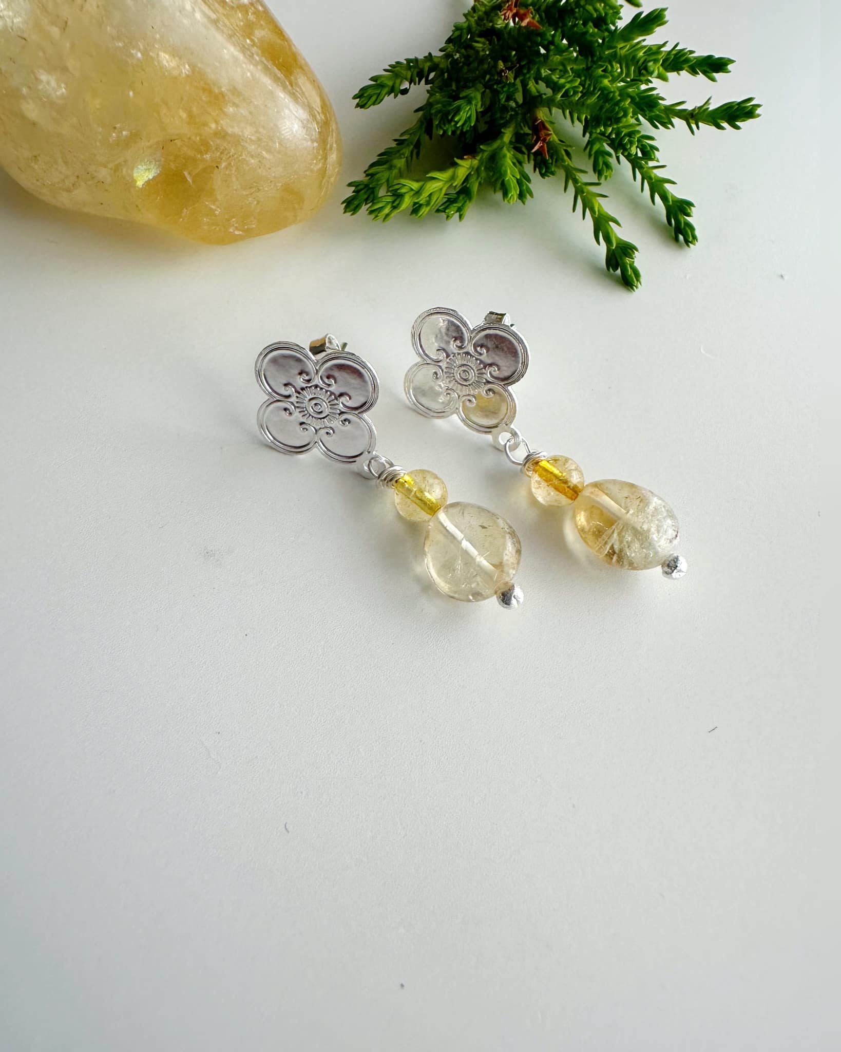 Aros silver flores de cuarzo Citrino. Incluye significado de la piedra y Packing para regalo