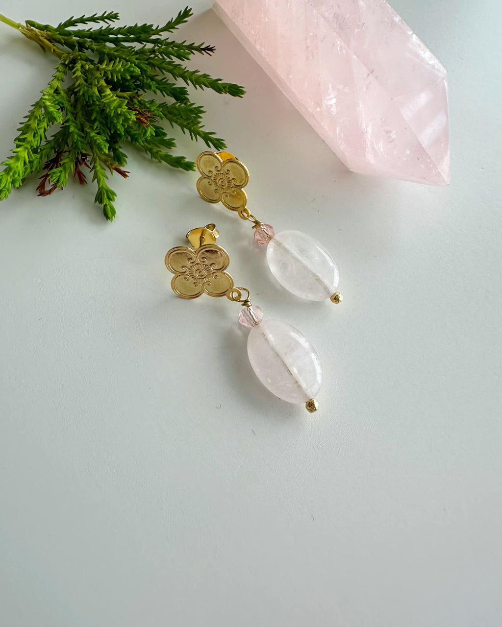 Aros Flores con Cuarzo Rosa. Incluye significado de la piedra y Packing para regalo