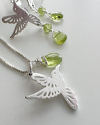 Conjunto Colibríes en Peridoto. Incluye significado y packing para regalo
