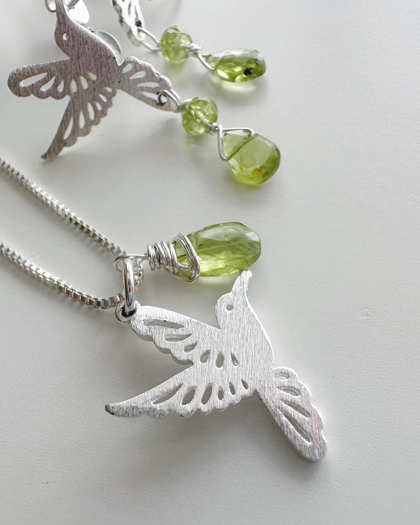 Conjunto Colibríes en Peridoto. Incluye significado y packing para regalo