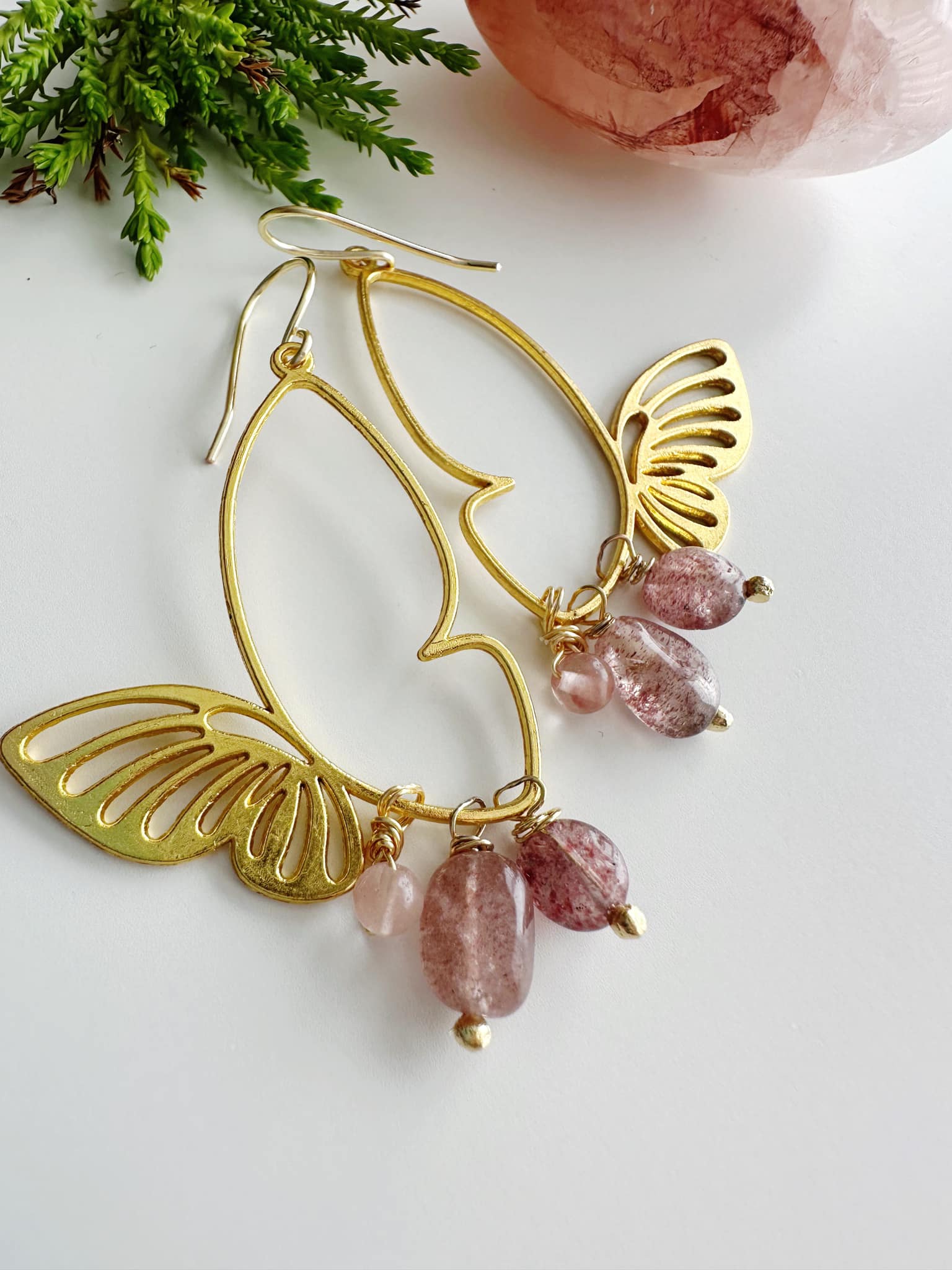 Aros Mariposa en piedras de Cuarzo Frutilla. Incluye significado de su piedra y Packing para regalo