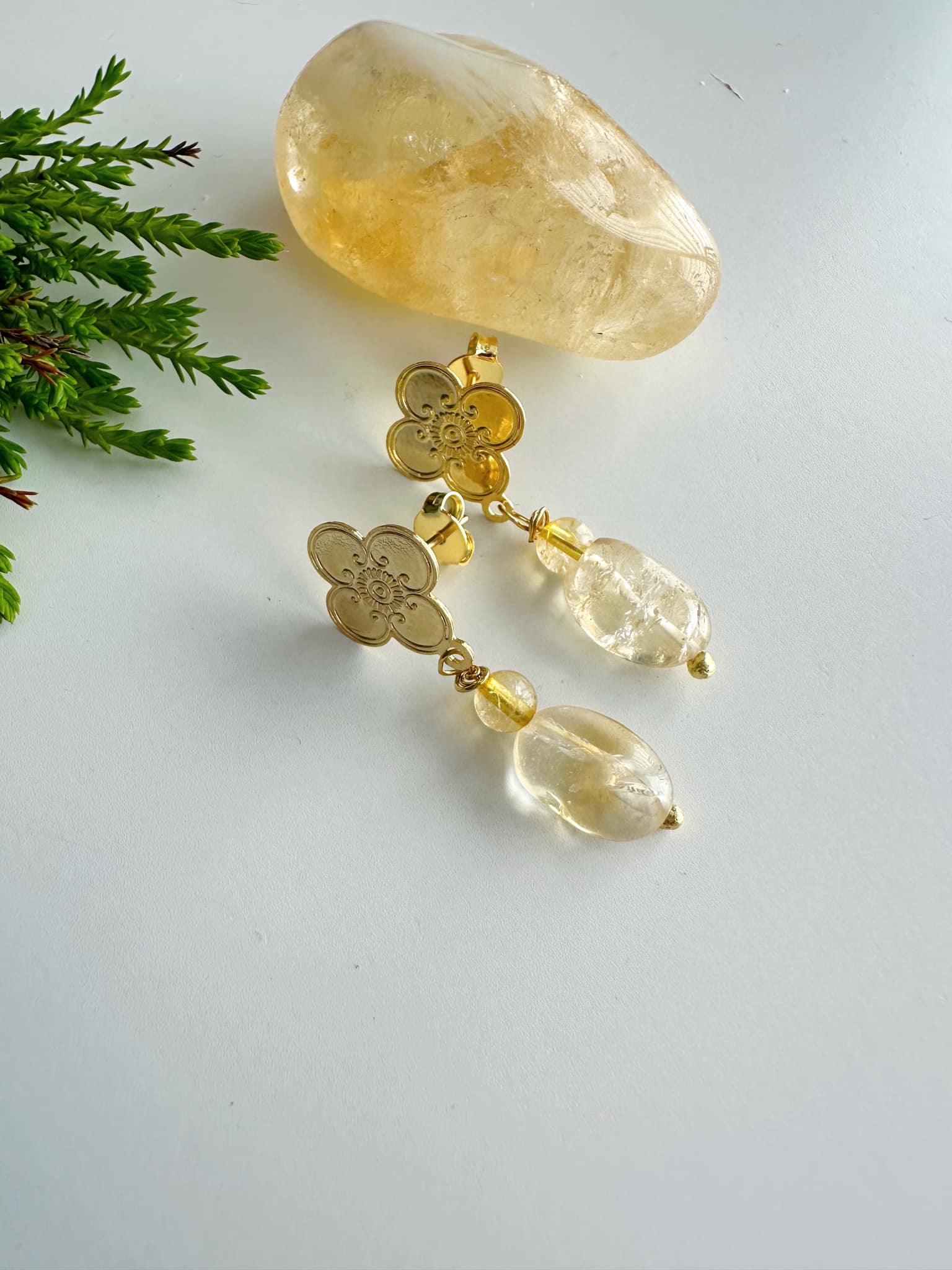 Aros Flores piedra Citrino. Incluye significado de la piedra y Packing para regalo