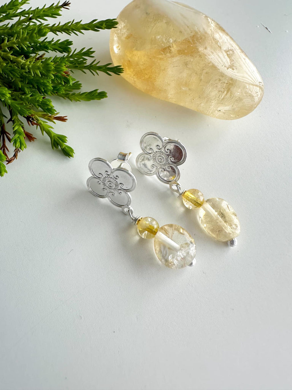 Aros silver flores de cuarzo Citrino. Incluye significado de la piedra y Packing para regalo