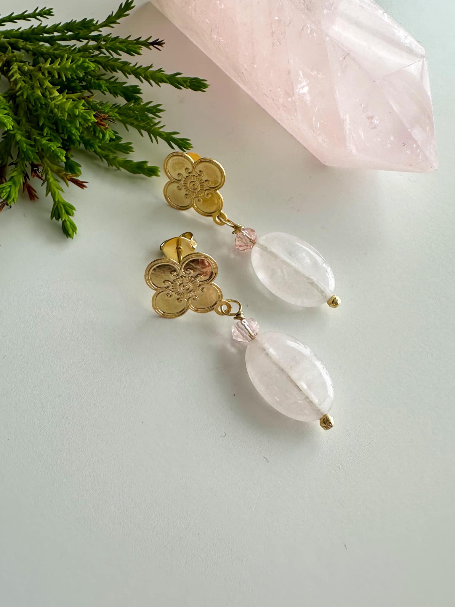 Aros Flores con Cuarzo Rosa. Incluye significado de la piedra y Packing para regalo